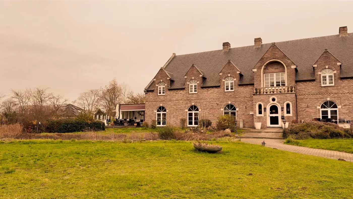Het gebouw met de tuin ervoor