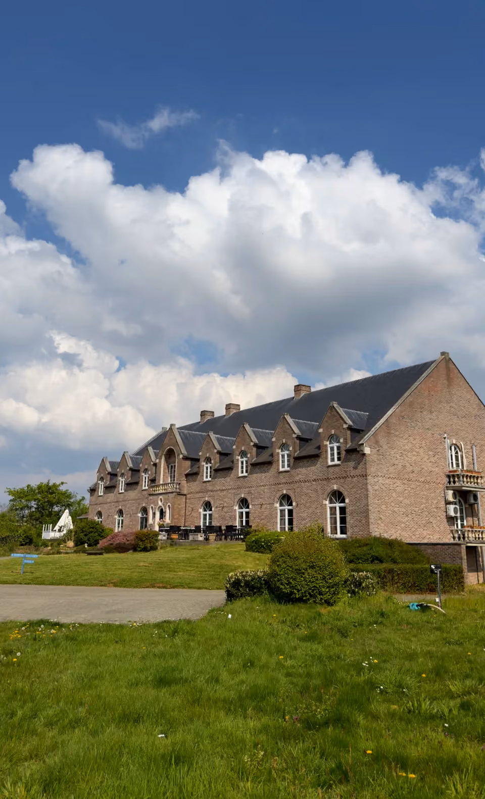 Het gebouw met het weidse landschap eromheen